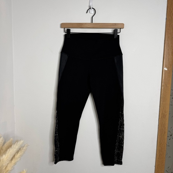 ALO Yoga Black Patina High Waist Black Capri Leggings Sz M Yoga Pilates Workout - Picture 3 of 16